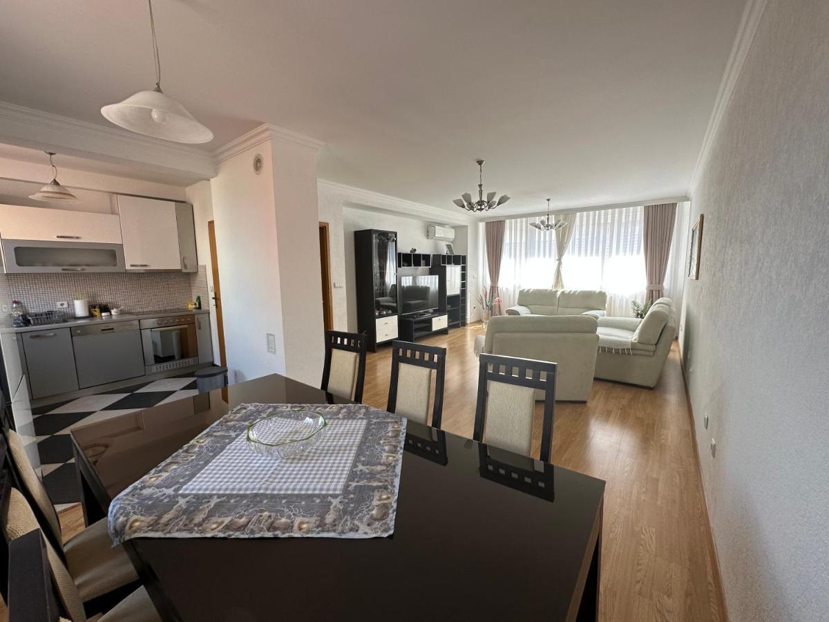 Spacious 3-Bedroom Condo Next To City Center Pristina Exterior foto