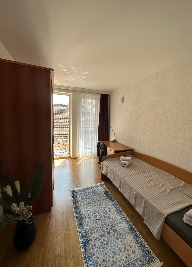 Spacious 3-Bedroom Condo Next To City Center Pristina Exterior foto